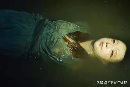 南海王:《重启》南海王墓里女皮俑为何一直跟着吴邪？真的是帮吴邪的吗？