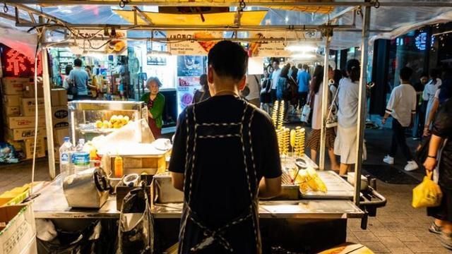 “地摊经济”火爆,新手如何摆地摊？卖什么最赚钱？
