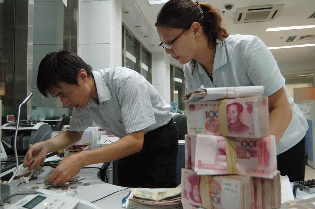 如果我有30万存款,怎样做投资才能稳定收入,而又不会破产？