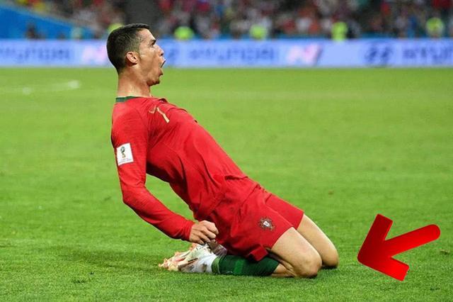 进球后,有的足球运动员可以双膝跪地滑很远,他们是怎么滑的?