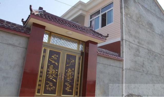 农村自建房围墙左高右低怎么办?