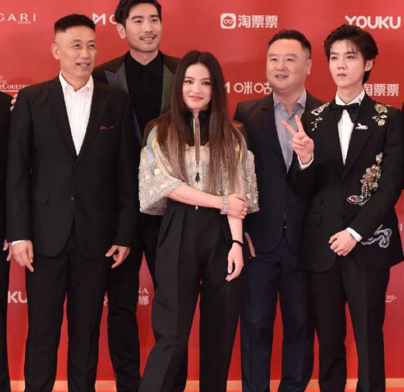柳岩摔倒:哪些活动演出中，明星不慎摔倒，让你感到心疼？