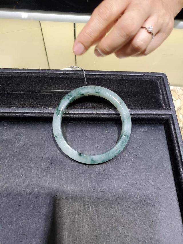 2万左右糯种绿飘花手镯,这个飘花手镯品质怎么样？2万购买值得吗？