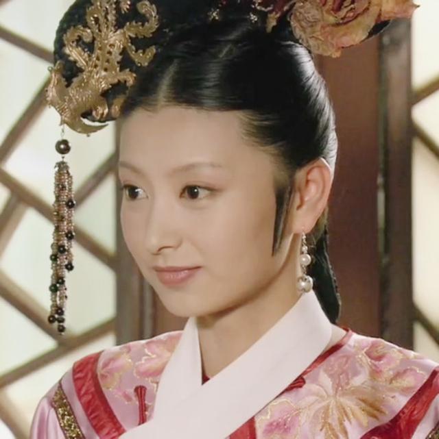 沈贵人:为什么《甄嬛传》余答应得宠后这么蛮横，甄嬛眉庄却谨小慎微呢？