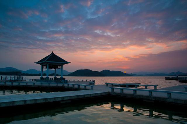 苏轼的“尚有读书清净业,未容春睡敌千钟”如何理解？《次韵答子由》诗又该如何赏析？