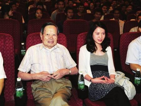 杨振宁夫妇:翁帆与杨振宁婚后，捐赠给清华近200万美元，对此大家怎么看？