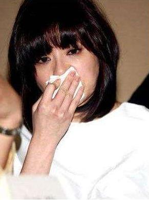 贾静雯孙志浩:贾静雯带修杰楷参加大女毕业典礼并与前夫孙志浩合影，你怎么看？