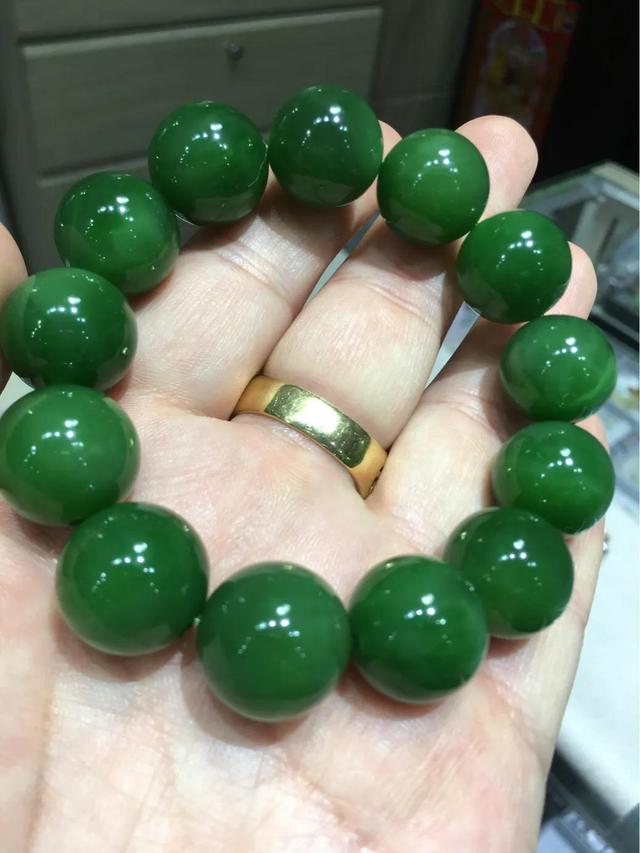 戴玉手镯对女人有什么好处,女士戴玉镯子好还是戴手链好？