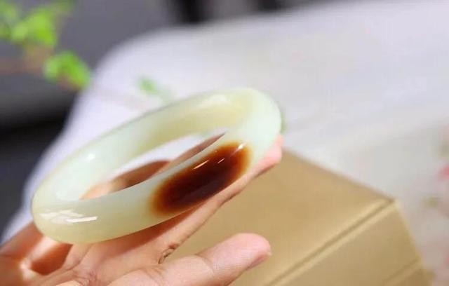 一般羊脂玉手镯价格是多少,这支俄料巴沙糖3500值得入手吗？