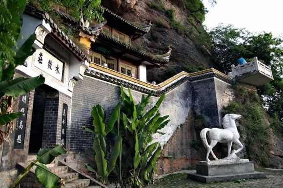 《三国演义》中,水镜先生是怎样的一个人？有人说水镜先生深不可测,是这样吗？