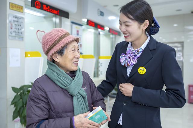 老年人在银行存款，是存定期一年的好，还是存定期三年以上的好？插图20