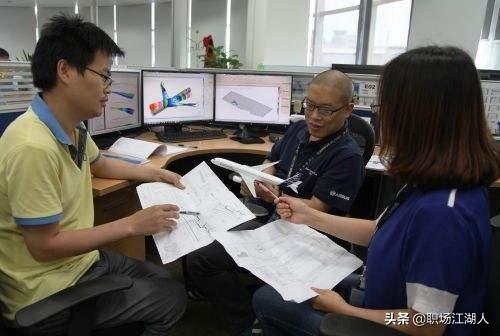 大领导直接提拔我的下属做部门负责人,要配合原来下属工作感觉很丢人,该怎么办？