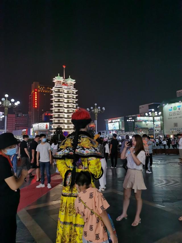 摆地摊货源:想在夜市摆摊，除了吃的，卖点什么好呢？有什么好的货源吗？