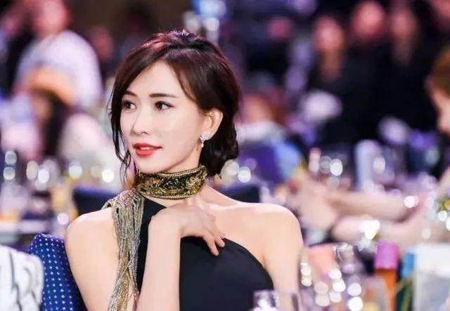 林志玲夫妇婚礼拥吻:林志玲夫妇今年的中秋晚会节目被删除，你对此有何看法？