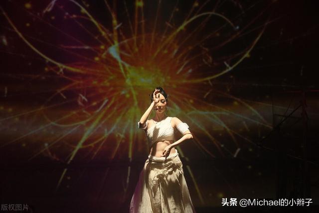 配合是王道 歌词:经常听到：请配合我们的工作。我们有义务配合别人的工作吗？