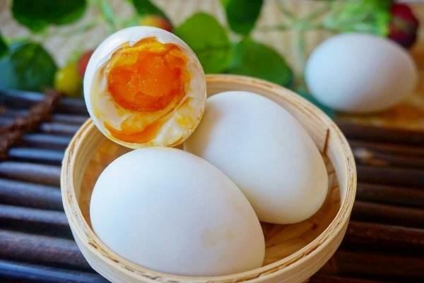 鸡蛋怎么腌才能流油起沙，腌鸡蛋时把鸡蛋放在坛子里然后用烧开的盐水直接倒进去行吗？