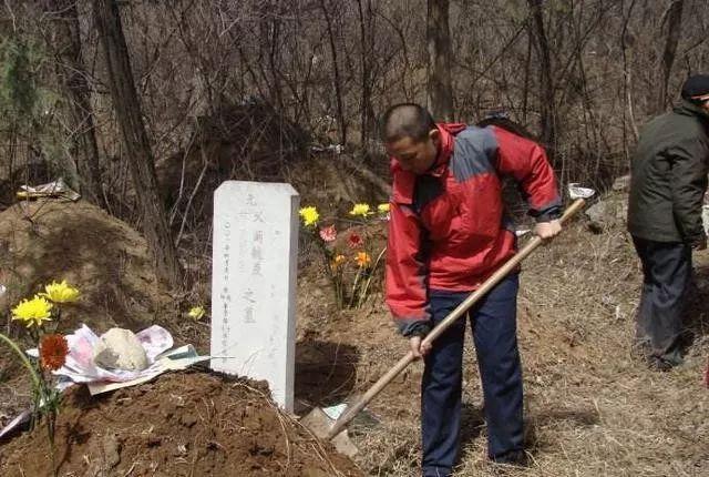 为什么有的农村去世的人都埋在地里多占地方不能种地啊埋在陵园不好吗