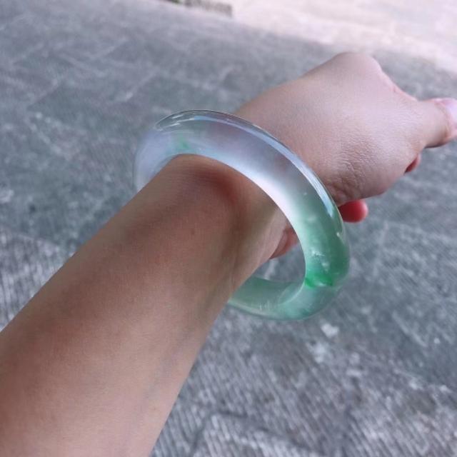 2万左右糯种绿飘花手镯,这个飘花手镯品质怎么样？2万购买值得吗？