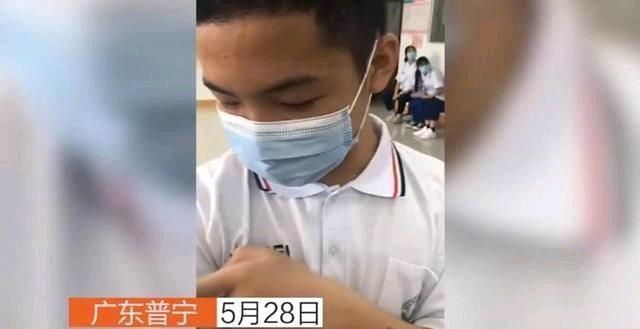紫薇被针扎:学生完不成作业，老师用圆规上的针扎学生，你怎么看待这件事？