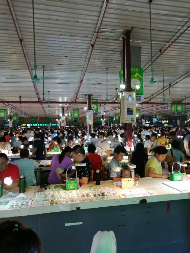 直播间卖的翡翠是真的吗,直播间卖翡翠和赌石的套路都有哪些？