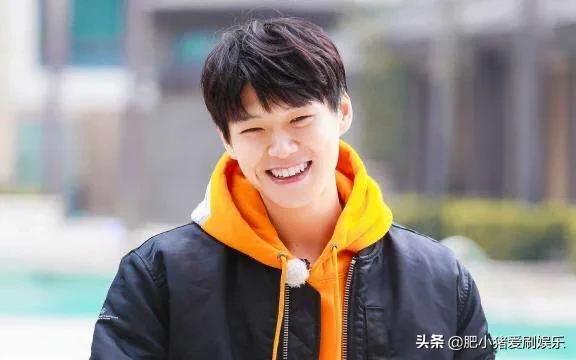 魏大勋看黄圣依组的表情:魏大勋凭什么能做《乘风破浪的姐姐》第二期公演的成团助阵人？