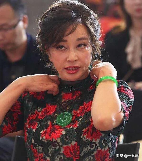 刘晓庆帝王绿手镯,刘晓庆的翡翠到底是什么档次,大家知道么?