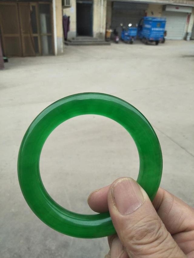 翡翠手镯怎么鉴定真假,祖传的翡翠手镯辨认真假？