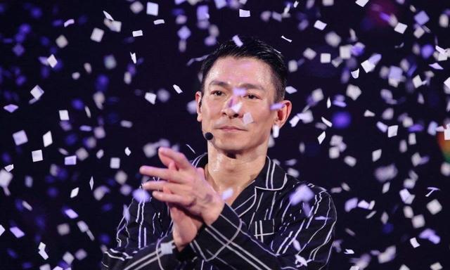 杨坤身高:杨坤和刘德华的歌谁唱的好，你更喜欢谁为什么