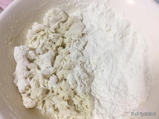 春饼是烙制还是蒸熟，做卷饼的面粉需要用开水烫吗为什么