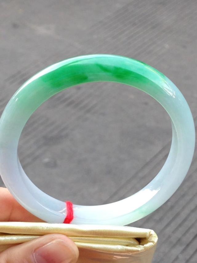 大理翡翠手镯是真的吗,没有证书的手镯一定是假的吗？这是真的吗？