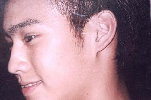 大儿子黄光宏,据悉在香港的一家报社工作,由于不是在娱乐圈,曝光并不