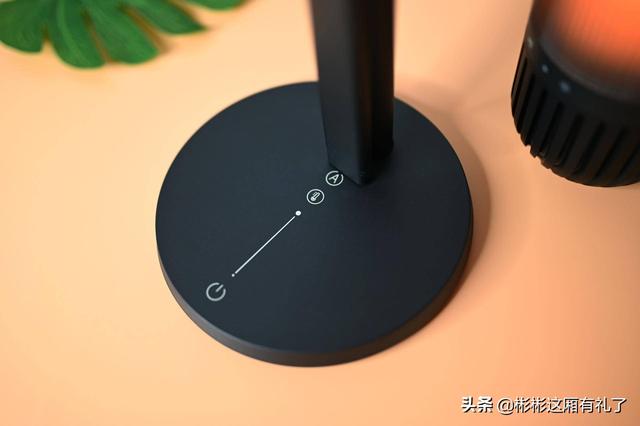 小彬彬前妻:家居展会上看到【EZVALO几光】，求问是个什么牌子？
