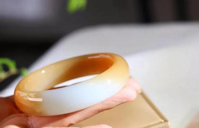 一般羊脂玉手镯价格是多少,这支俄料巴沙糖3500值得入手吗？