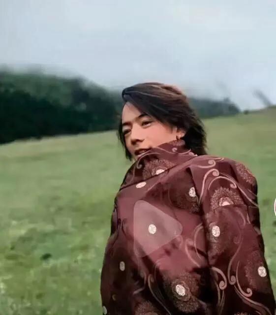 四川理塘:突然爆红的20岁的康巴汉子丁真是四川人还是西藏人？