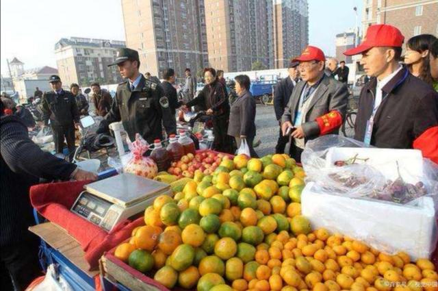 开局摆地摊卖大力:大城市摆地摊真的可行吗？