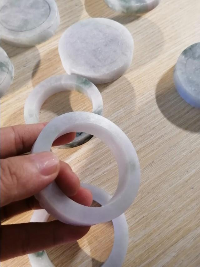 6000元春带彩手镯,想买个玉镯，预算1W左右，推荐啥品牌呢？