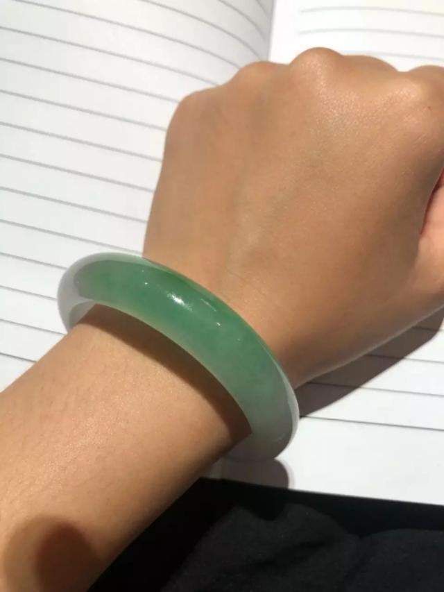 翡翠免费估价网站,这个翡翠观音可以估价多少钱？