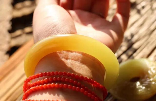 怎样识别玉镯的真假,真玉镯和假玉镯谁容易碎？该怎么分辨？