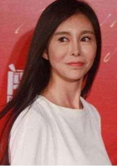 巩新亮低胸:有没有哪个女明星刚出道很美，但很快就长老长残了的？