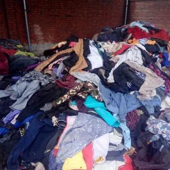 回收旧衣服一年赚200万（旧衣服回收怎么找销路）
