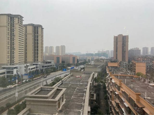 上海穷人为何不卖房子去小城市，老百姓普遍工资不高，但小城市和县城房价过万，怎么回事？