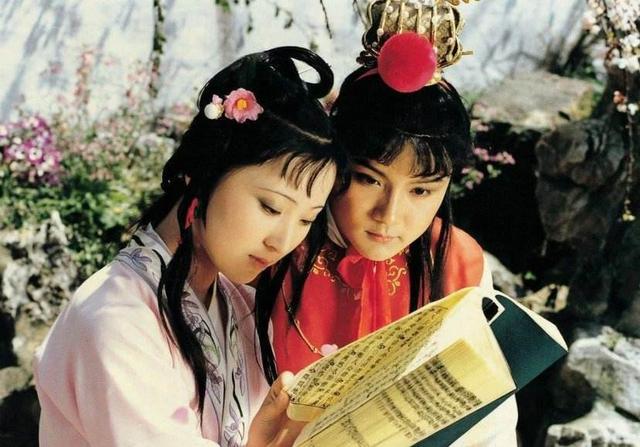 霍彩蝶:《红楼梦》滴翠亭杨妃戏彩蝶，埋香冢飞燕泣残红。这回用典了吗