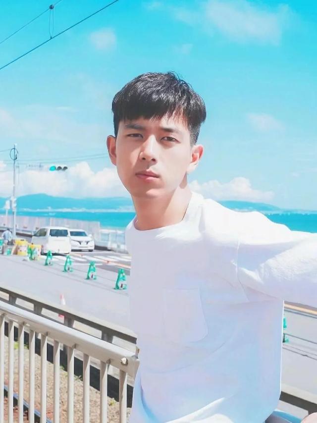 亲爱的热爱的原著:大家觉得《亲爱的，热爱的》电视剧里，李现演的尬不尬？