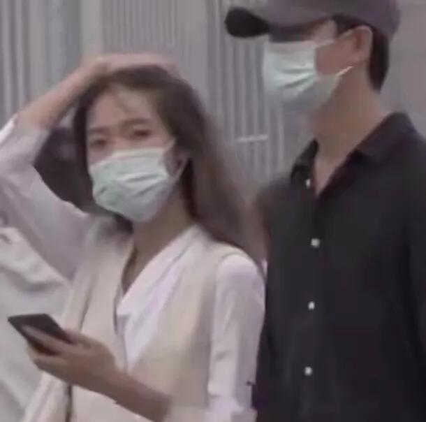 黄轩官宣恋情:黄轩现任女黄轩女友是哪儿的人友照片