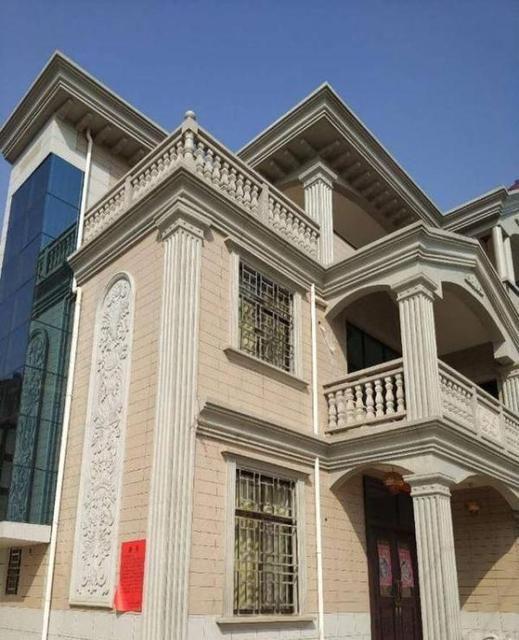 现在农村里建房,很多人家都会对房子的外观进行装饰,当然,罗马柱的影