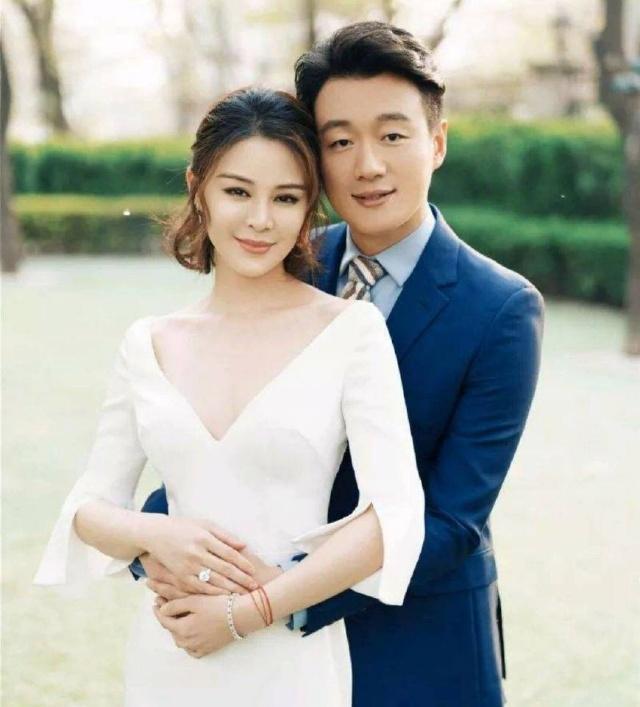 关悦比佟大为大多少岁:在演艺圈里离婚几率最小的夫妻有哪些？为什么？