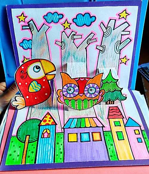 立体感的儿童画,有以下几种方法:1,可以跟剪贴画相结合的绘画方式先把