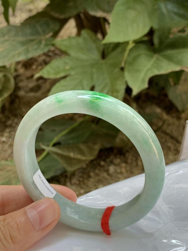 玉手镯a货是什么意思 ,麻烦懂玉的朋友帮我看看是不是a货？