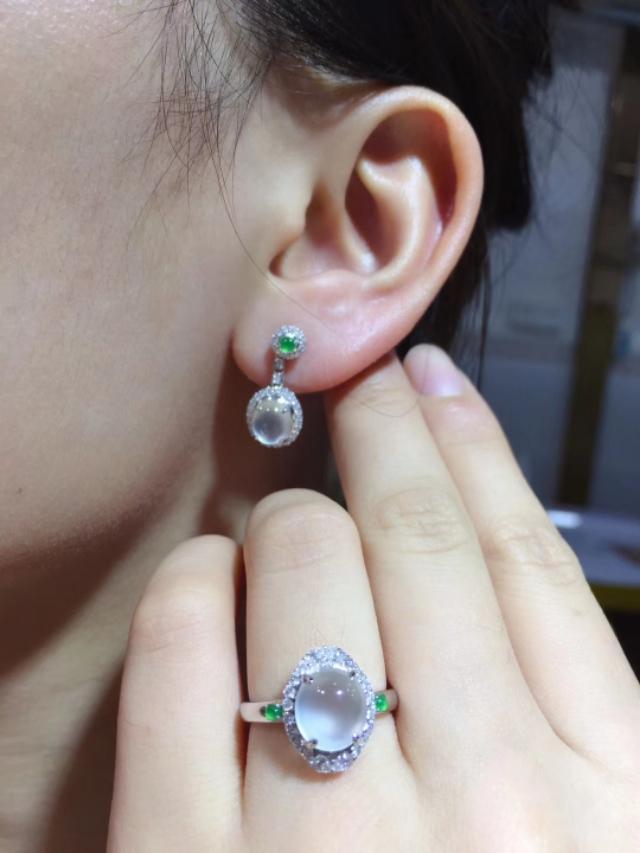 女人戴碧玺好还是翡翠,想送女朋友翡翠，如何挑选翡翠比较好？