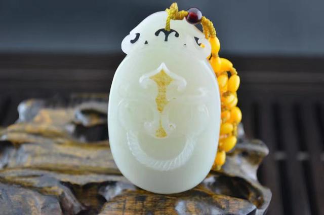 和田玉白色,和田玉颜色又白又干，就一定是俄料吗？